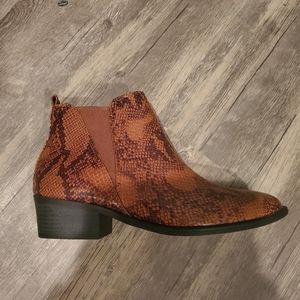 Sneak print brown boots size 8 new only tried on at home by Intaglia